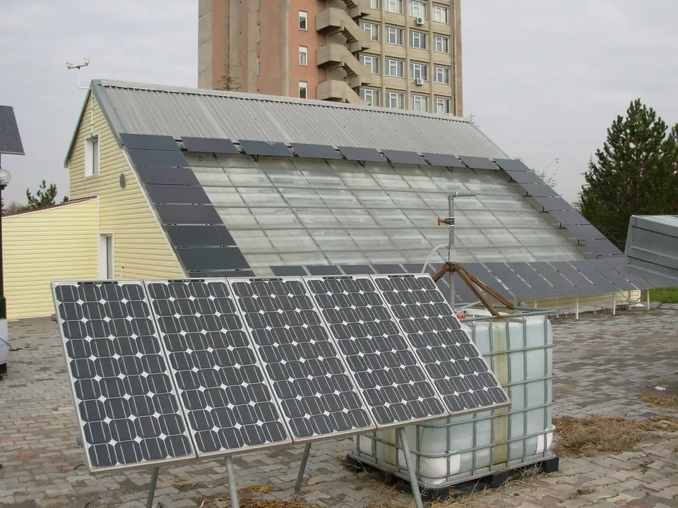 Ankara’da Hacettepe Üniversitesi güneş enerjisi binasının çatısında paneller ve önde raflı bir panel