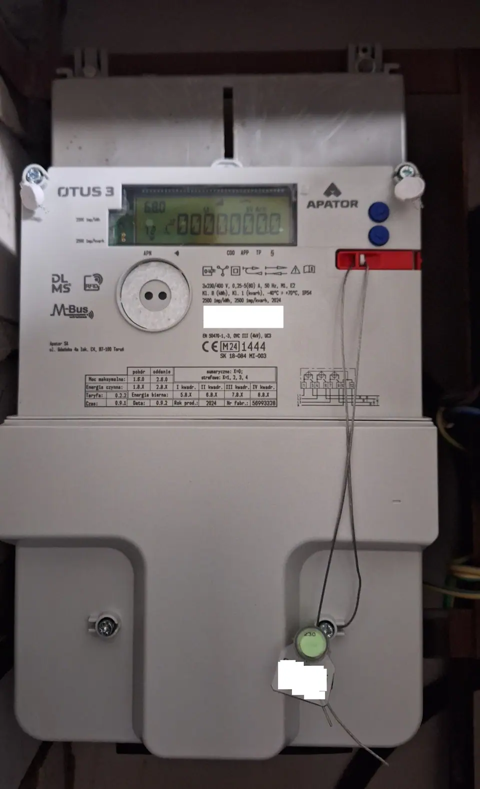 Pano içine monte edilmiş, ekranlı üç fazlı elektronik elektrik sayacı