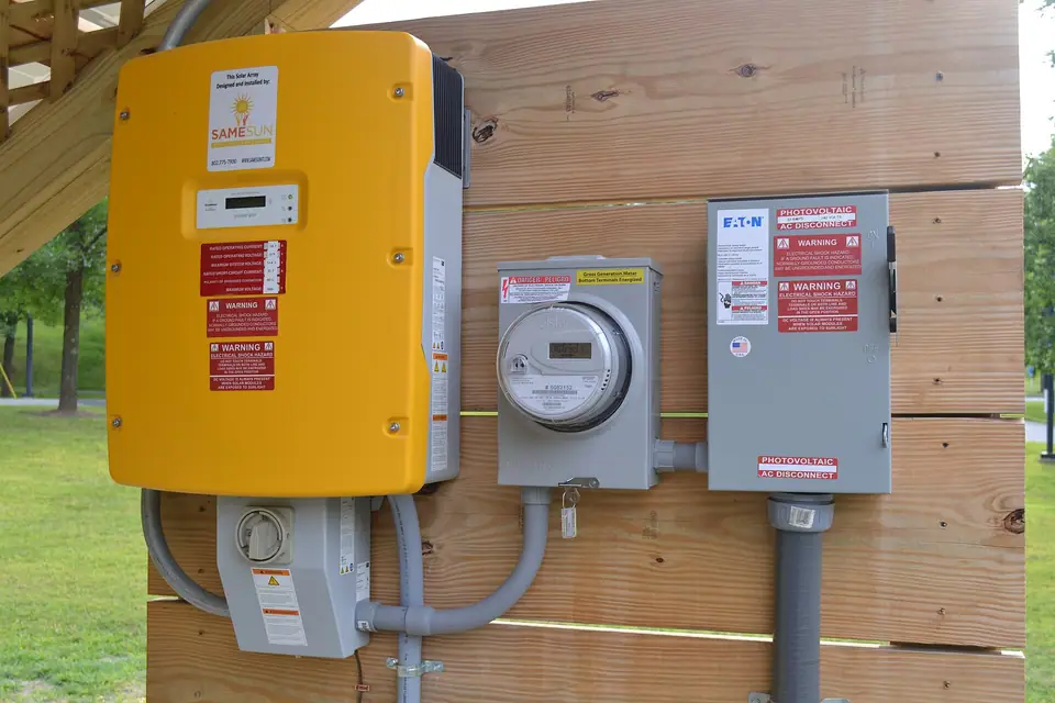 Ahşap duvara monte edilmiş inverter, elektrik sayacı ve ayırıcı şalter kutuları