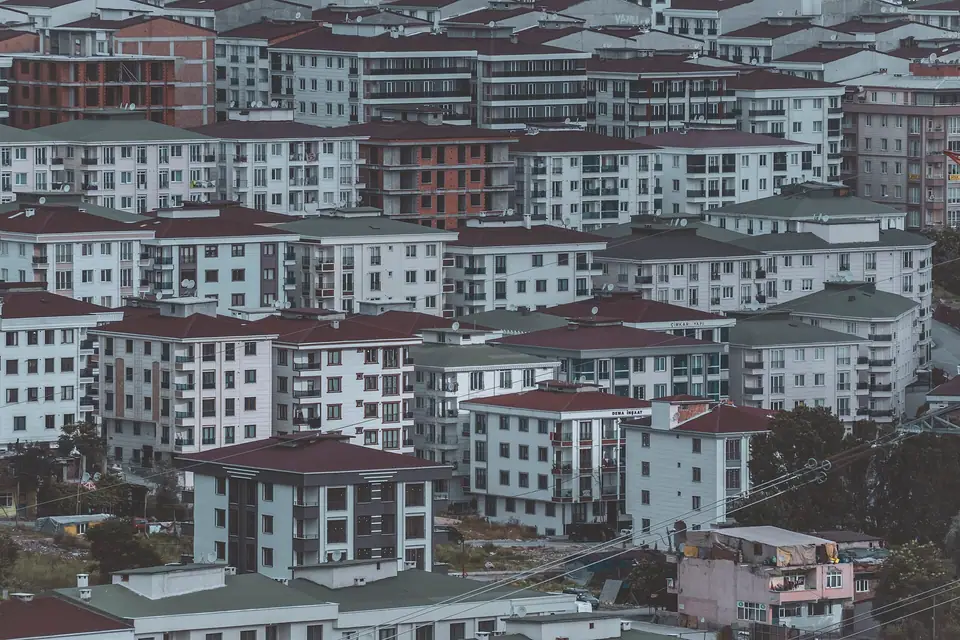 İstanbul’da yamaca dizilmiş, kırmızı kiremit çatılı çok katlı apartmanlar