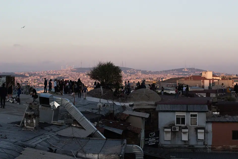 İstanbul’da gün batımında bir hanın çatısından görünen şehir çatıları