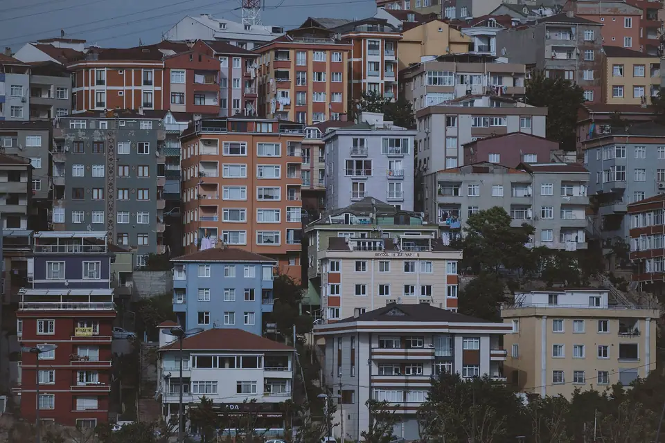 İstanbul’da yamaç boyunca sıralanmış renkli cepheli apartman blokları