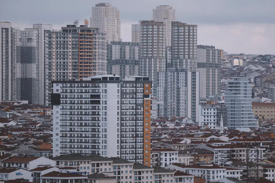 İstanbul’da yüksek konut blokları ve önlerinde kiremit çatılı apartmanlar