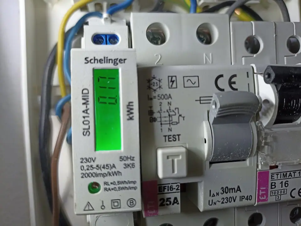 Elektrik panosunda raya takılı kilovatsaat sayacı, kaçak akım rölesi ve sigortalar