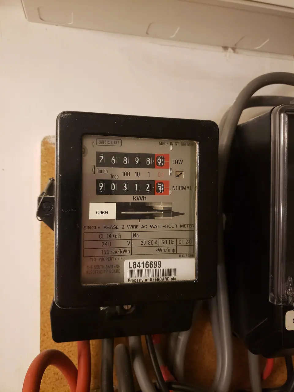 Bir dairenin sayaç panosunda duran, düşük ve normal olmak üzere iki ayrı göstergeli mekanik elektrik sayacı